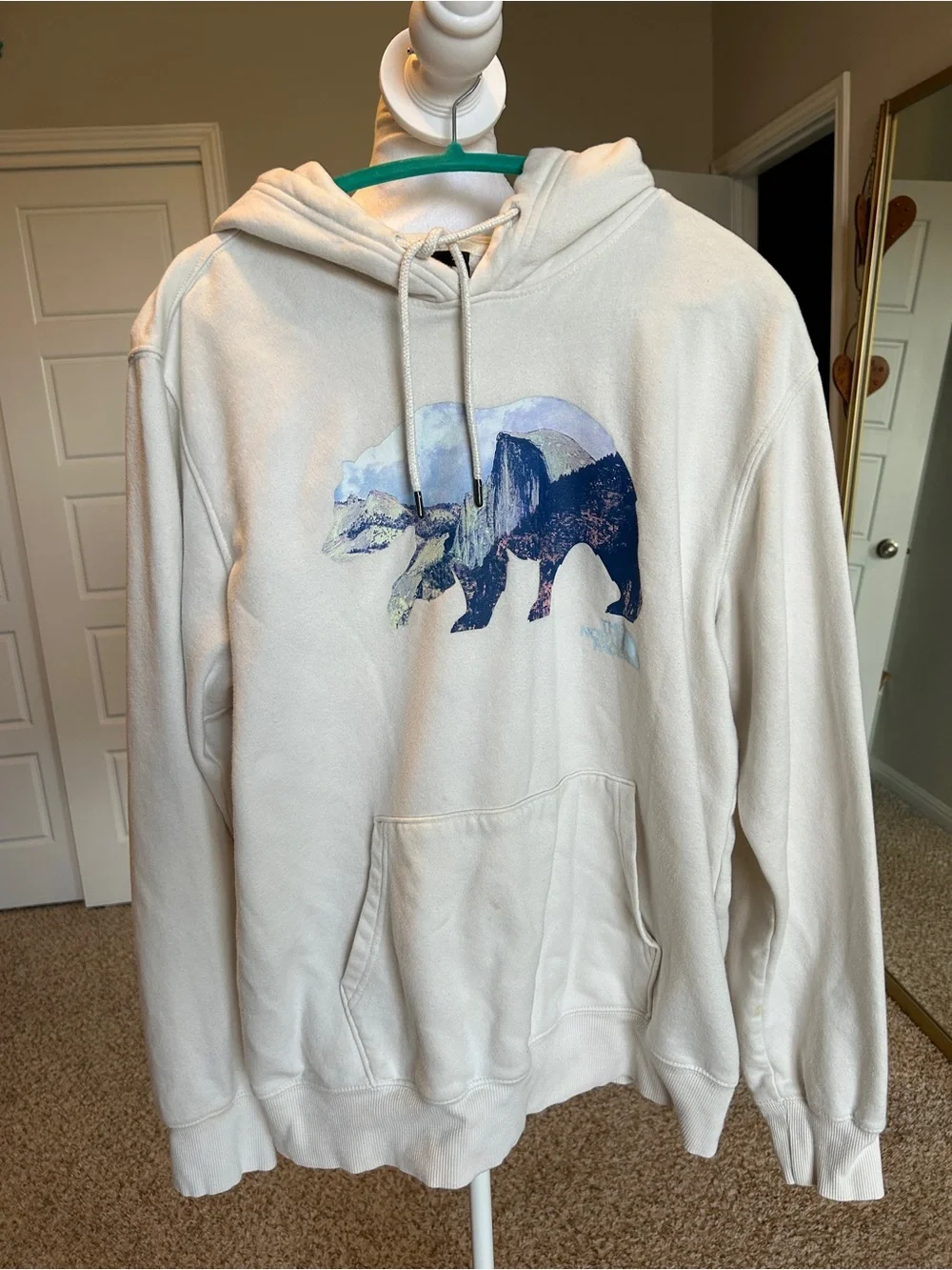 The North Face Men’s Cream Bear Yosemite Landscape Graphic Hoodie Pullover Large